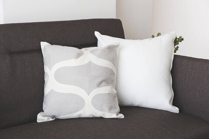 Bantal sofa minimalis dan modern, sumber my-best.id