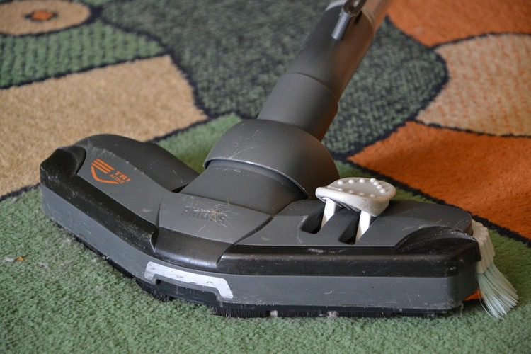 Cara merawat karpet minimalis salah satunya dengan vacuum  cleaner, sumber : pixabay.com